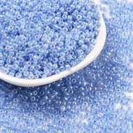 2 mm. lyseblå, skinnende glasperler, 50 g. = 6,6 m.